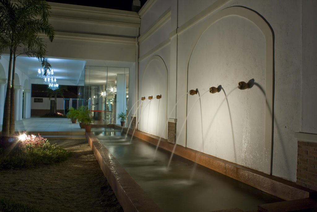 Ilocos Norte Hotel & Convention Center Лаолаг Екстериор снимка